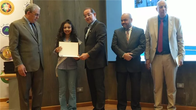 كجوك يكرّم الطلاب المتفوقين من أبناء العاملين بوزارة المالية: المستقبل أمامكم.. وبكرة بكم أفضل