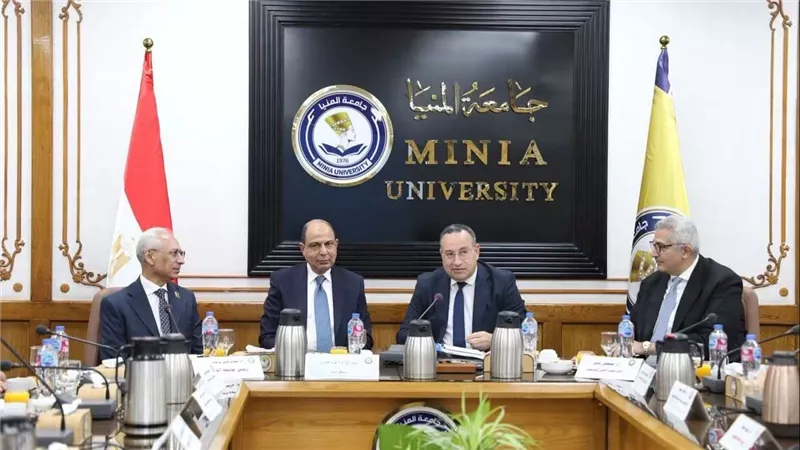 وزير التعليم العالي يوجه بانتظام الدراسة وتعظيم الاستفادة من البحث العلمي