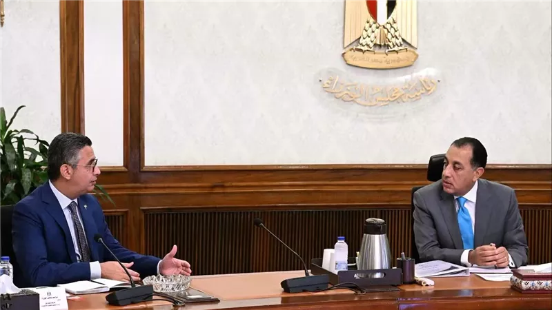 رئيس الوزراء يتابع مع وزير التموين انتظام منظومتي الخبز والسلع التموينية
