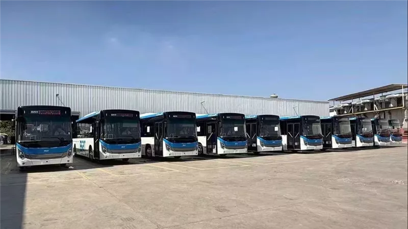 منال عوض تسلم 20 أتوبيسًا كهربائيًا لوزارة النقل لدعم منظومة BRT