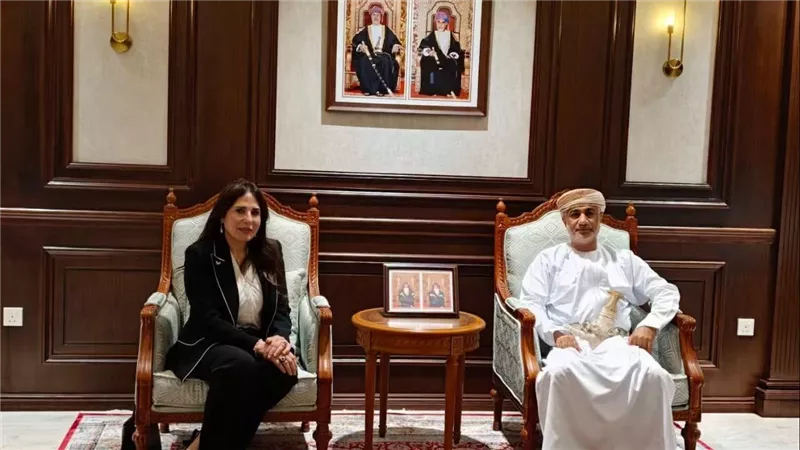 وزيرة الإسكان تبحث مع رئيس بلدية مسقط تبادل الخبرات في التطوير العمراني