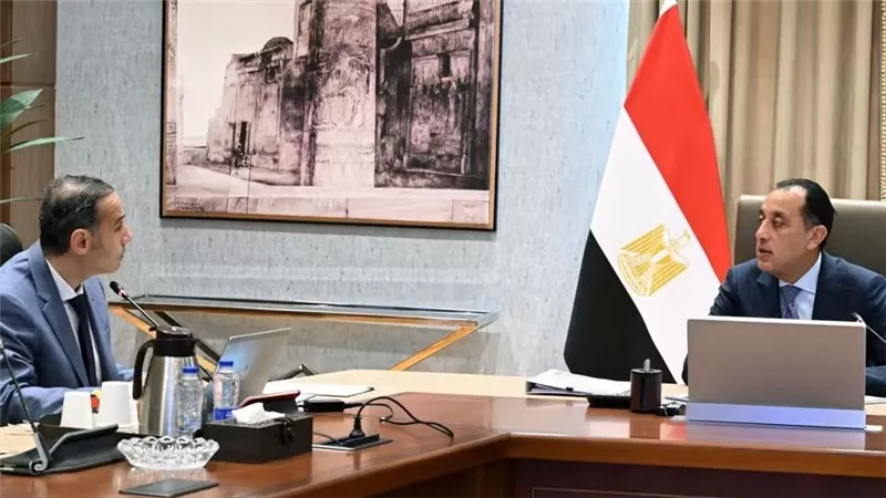 رئيس الوزراء يبحث مع رئيس الرقابة المالية مستجدات الأنشطة المالية غير المصرفية