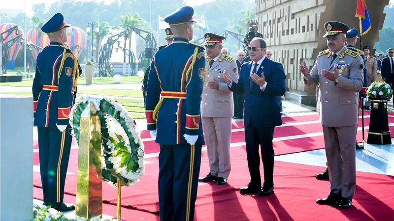 السيسي يضع أكاليل الزهور على النصب التذكاري وقبري السادات وعبد الناصر في ذكرى نصر أكتوبر