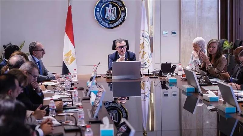 رستم: نستهدف تحويل دفة الاقتصاد نحو الإنتاج والتصدير والاستثمار