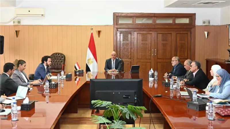 سويلم يبحث مع البنك الأوروبي تسريع مشروعات مصرف كيتشنر وحماية الشواطئ