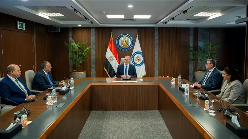 وزير البترول يتابع خطط زيادة الإنتاج وتأمين إمدادات السوق المحلي