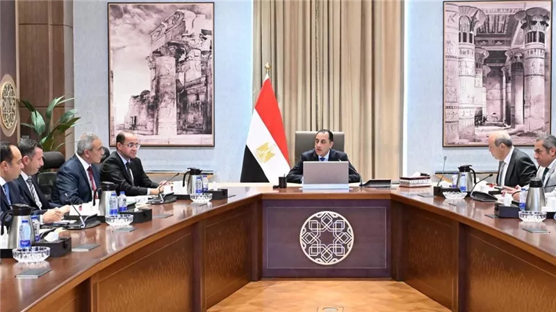 مدبولي يدرس عروضًا لتطوير مطار العاصمة الجديدة وإقامة منطقة استثمارية ولوجستية