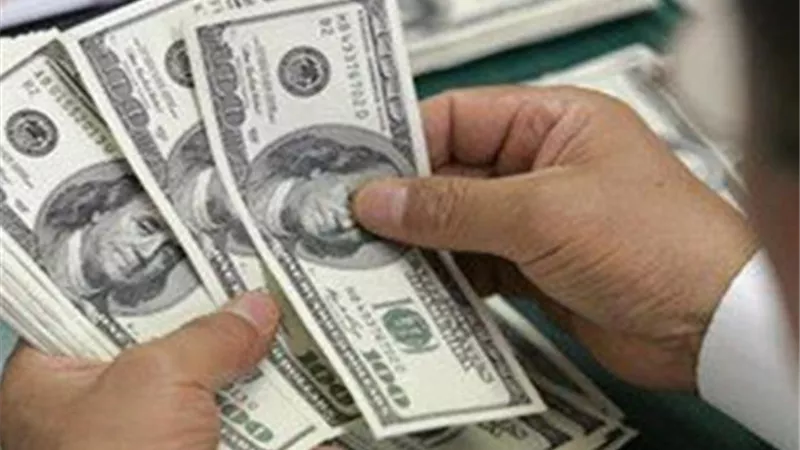 الدولار يواصل الارتفاع.. ويتخطى 18 جنيها فى 20 بنكا 