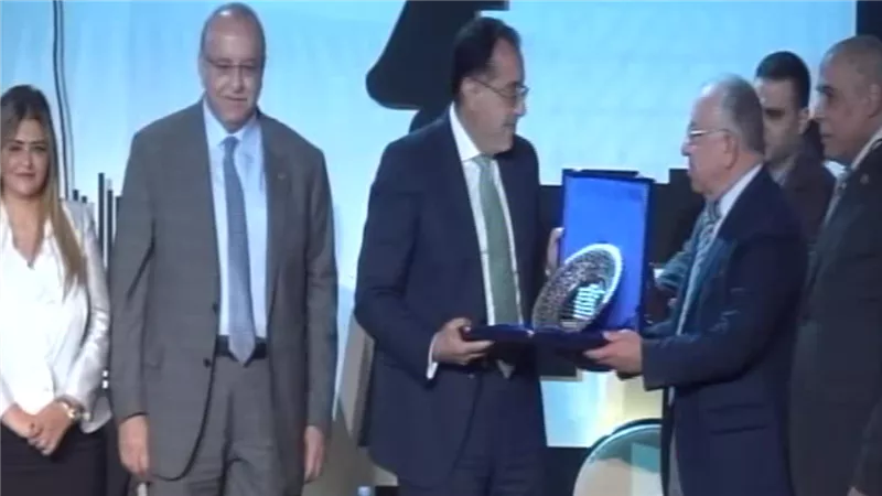 بالفيديو| تكريم وزير الإسكان في ملتقى بناة مصر الثالث