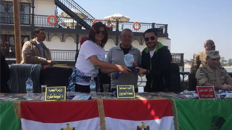بالصور.. وزيرة الهجرة تبدأ ماراثون «اطمن على نفسك» بتحليل فيروس «سي»