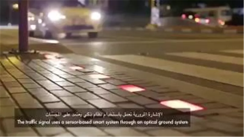 شاهد| دبي تفتتح أول إشارة مرور ذكية للمشاة