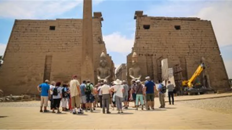 إقبال كبير من السائحين بمدينة الأقصر اليوم