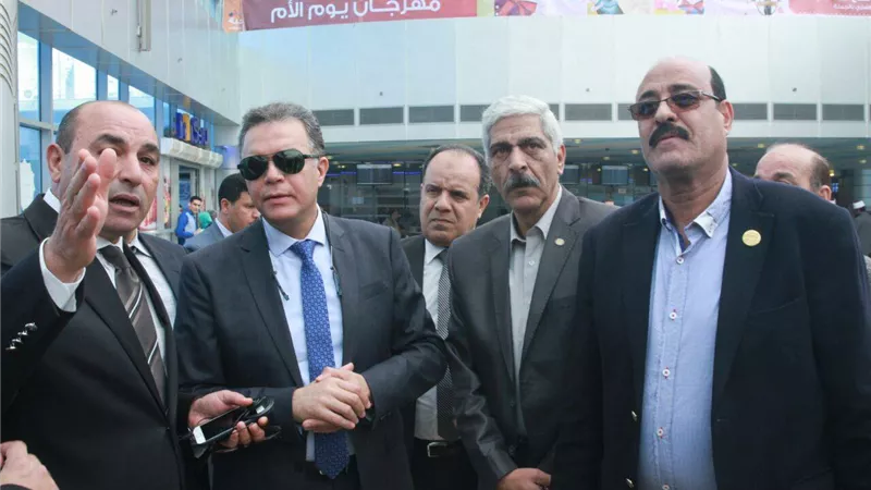 شاهد.. وزير النقل يستقل القطار من سيدي جابر لـ«فيكتوريا» ويلتقي الركاب