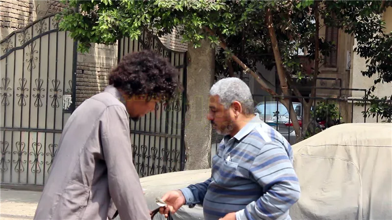 شاهد.. شاب «جامعي» يتسول لشراء هدية عيد الأم 