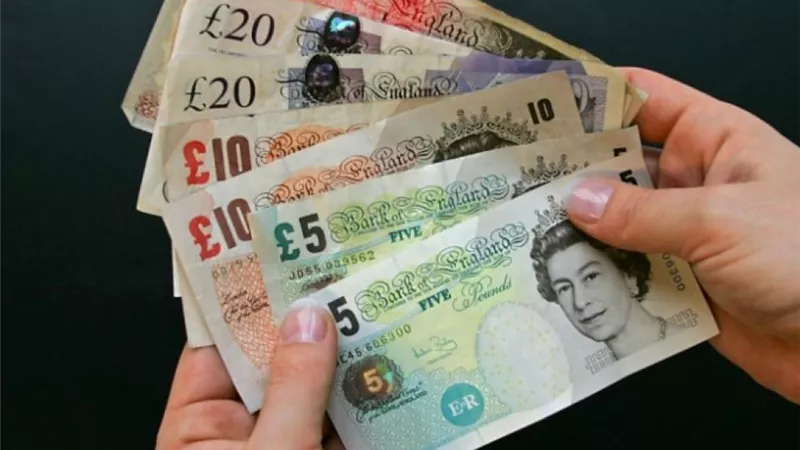 «الإسترليني» يرتفع بالبنوك ويسجل 22.94 جنيه بـ«HSBC»