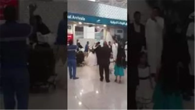 بالفيديو.. اعتقال عروسين «مصريين» في مطار المدينة المنورة.. بسبب غريب!