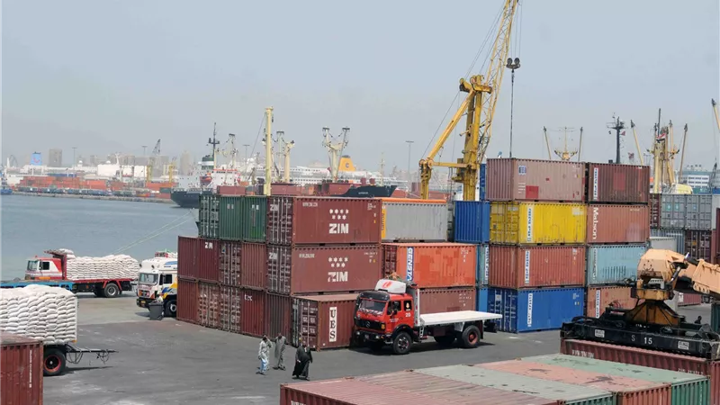 نشاط في حركة السفن.. واستقبال السلع الاستراتيجية بميناء الإسكندرية