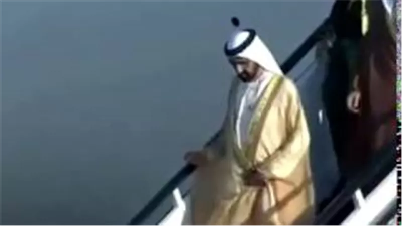 بالفيديو.. لحظة سقوط محمد بن راشد من سلم الطائرة بالأردن