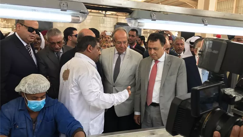 وزير التنمية يتفقد «مصنع تمور» على هامش مؤتمر السياحة العلاجية