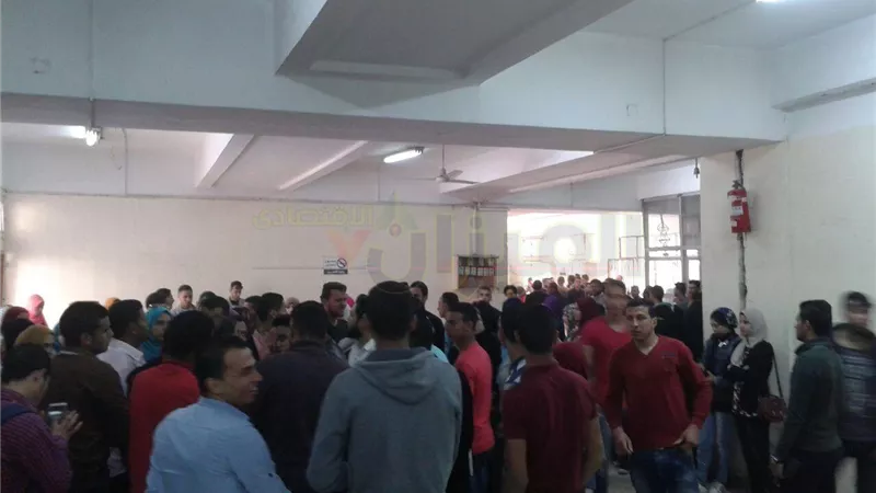 بالصور.. طلاب حقوق الزقازيق لرئيس الجامعة: «ارحمنا من مكين»