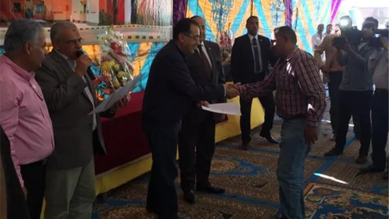 بالصور.. وزير الإسكان يسلم عقود شقق الاجتماعي لمستحقيها بسوهاج