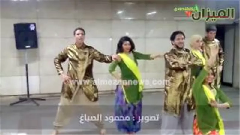 بالفيديو.. المصريون يشاركون أبناء شاروخان «رقصة هندية» بمترو السادات