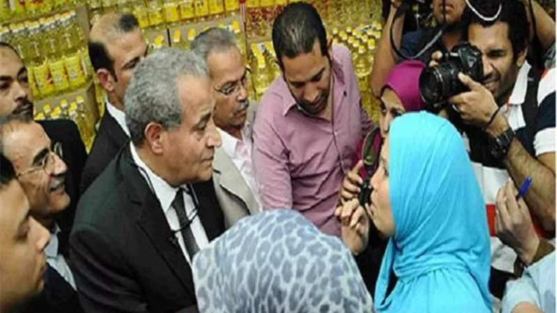 مواطنة لوزير التموين: الطماطم بـ12 جنيهاً.. والمصيلحى: «تعالى أجبهالك بـ8»