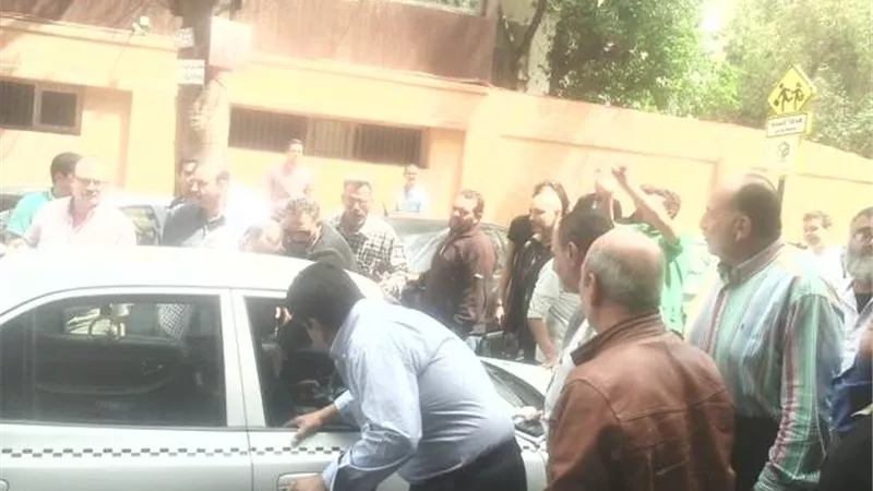 بالصور.. اشتباكات بين سائقي التاكسى الأبيض لعدم حضور جلسة «أوبر وكريم»