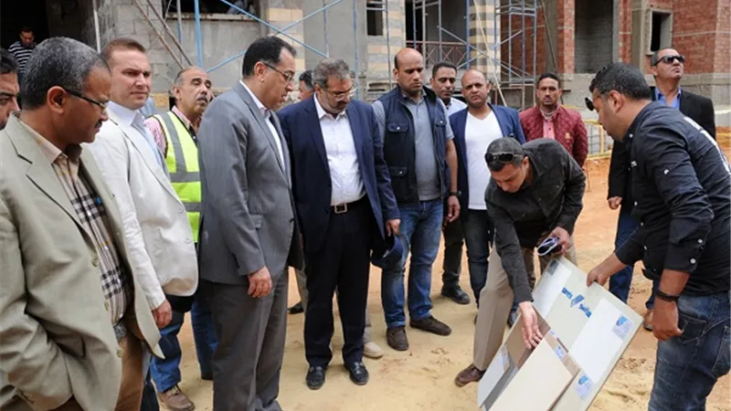 شاهد.. وزير الإسكان يتفقد تشطيب أول عمارة بـ«العاصمة الإدارية»