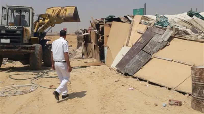 بالصور.. إزالة التعديات على ٣ قطع أراضي بالتجمع الخامس