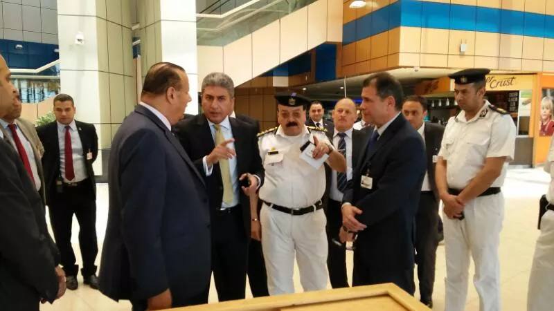  بالصور.. جولة لوزير الطيران بمطار شرم الشيخ 