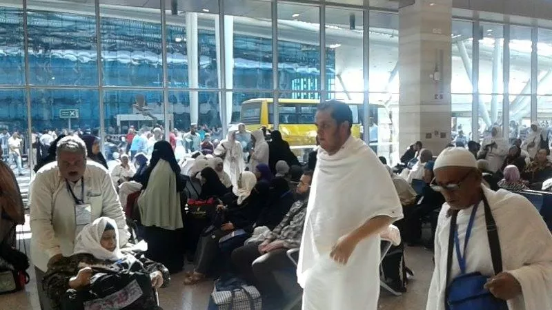  بالصور.. «شنط» المعتمرين سافرت.. وأصحابها لسه فى مصر
