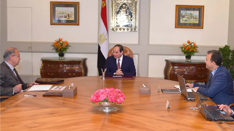 «السيسي» لوزير «النقل»: إنجاز مشروعات الطرق والكبارى.. «أولوية»