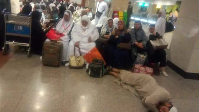 خبير سياحي: الملفات المضروبة سبب أزمة المعتمرين بالمطار