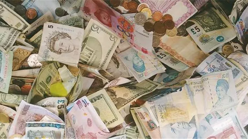 العملات تتراجع في نهاية التعاملات اليومية