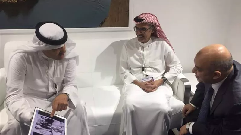 «راشد» يلتقى رئيس هيئة السياحة السعودي بـ«دبى»