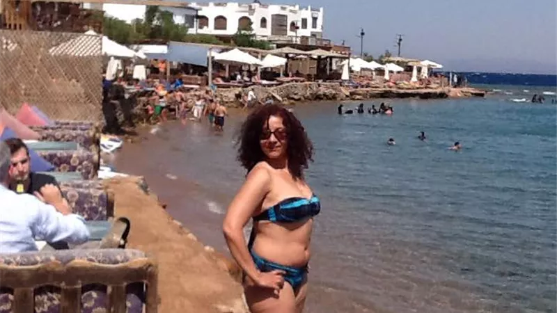 بالبكيني.. منى البرنس تحتفل بتحرير سيناء