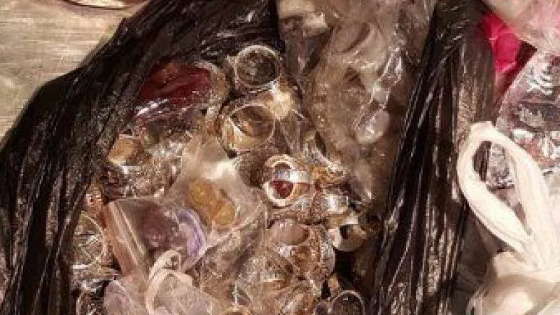 بالصور.. إحباط تهريب أحجار كريمة بجمارك مطار القاهرة 