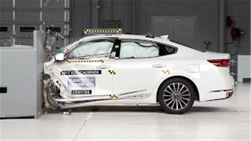 شاهد.. كيا كادينزا تحصل على جائزة السلامة IIHS