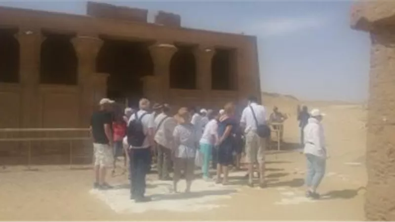 77 سائحًا فى جولة سياحية بتونا الجبل بالمنيا