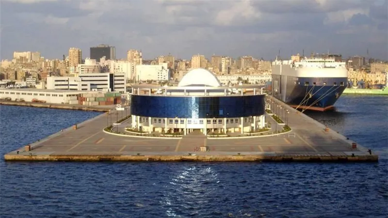 نشاط في حركة السفن لاستقبال السلع الاستراتيجية بميناء الإسكندرية