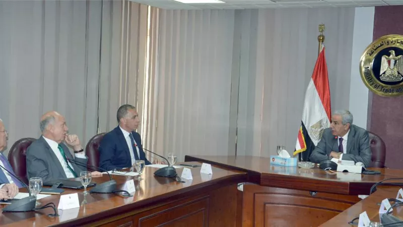 «الصناعة» تبحث ضمانات تنفيذ «أفضلية المنتج المحلى» في العقود الحكومية