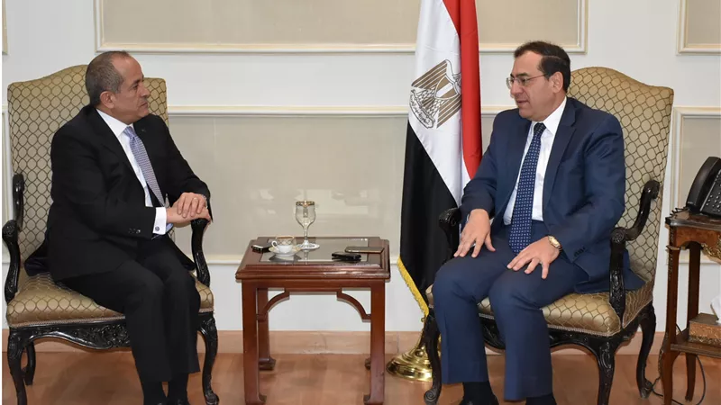 وزير البترول يبحث مع السفير الأردني المشروعات المشتركة
