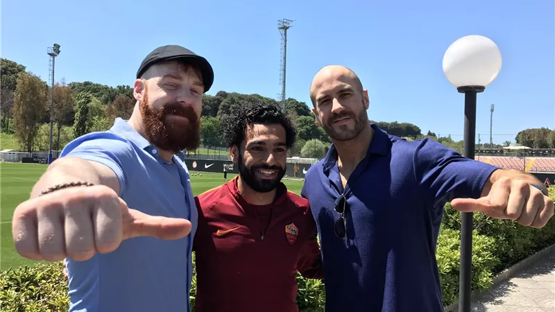 بالصور.. محمد صلاح مع نجمي المصارعة «سيزارو» و«شيماس»