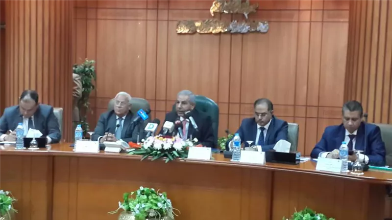 بالصور.. وزير التجارة والصناعة يفتتح معرض «صنع فى بورسعيد»