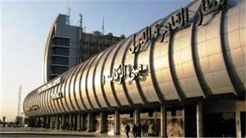 إقلاع طائرة بعد تعطلها في ارتطام طائر بمحركها في مطار القاهرة