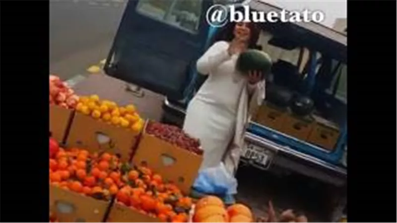 بالفيديو.. «حسناء» كويتية تبيع 30 بطيخة فى الساعة وتربك حركة المرور