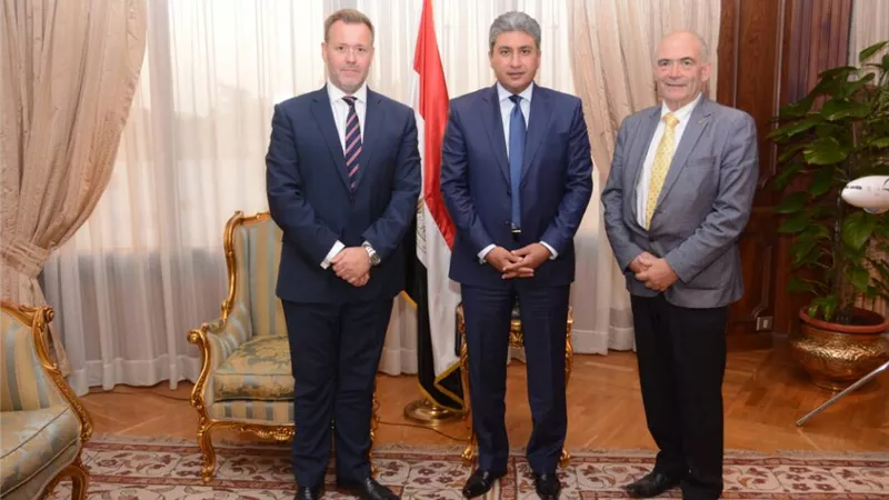 «وزير الطيران» يستقبل منظمي منتدي الطيران الأفريقي