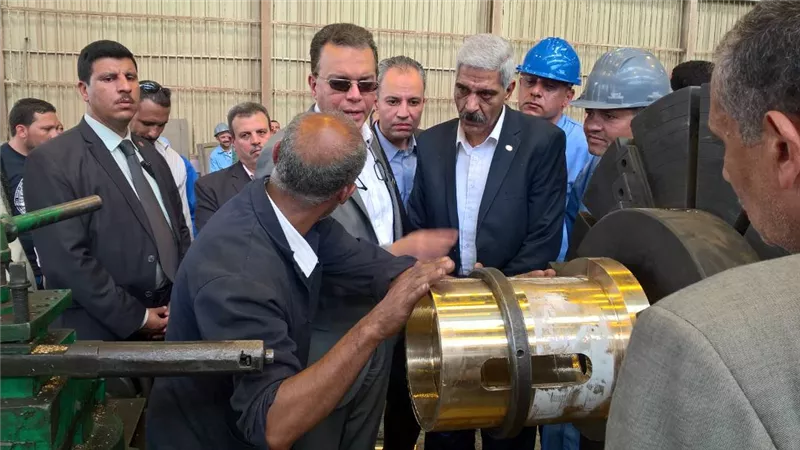 بالصور.. وزير النقل يتفقد ورش «أبو زعبل»