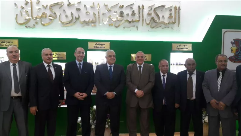 «رئيس القابضة للصناعات الكيماوية» يتفقد جناح «الشرقية للدخان» بمعرض Cafex